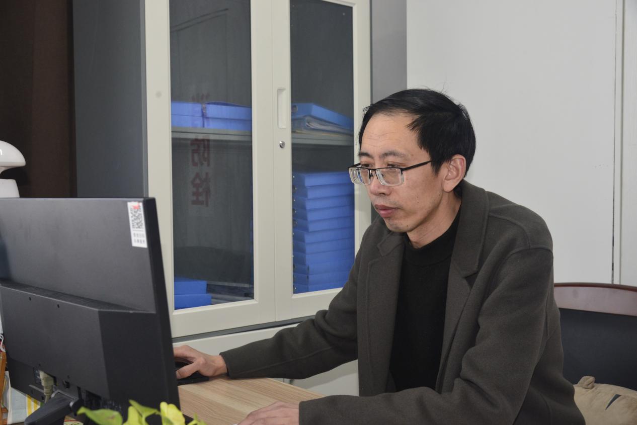 謹(jǐn)嚴(yán)細(xì)實(shí) 盡職盡責(zé)——灌東鹽場(chǎng)劉洪建.jpg