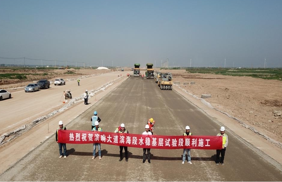 新進展！濱響大道水穩(wěn)層開始鋪設(shè)1.jpg