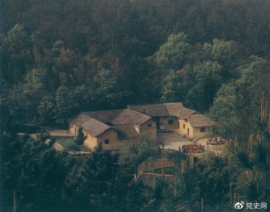 毛澤東故居——湖南省湘潭縣韶山?jīng)_上屋場。1893年12月26日，毛澤東在這里誕生。