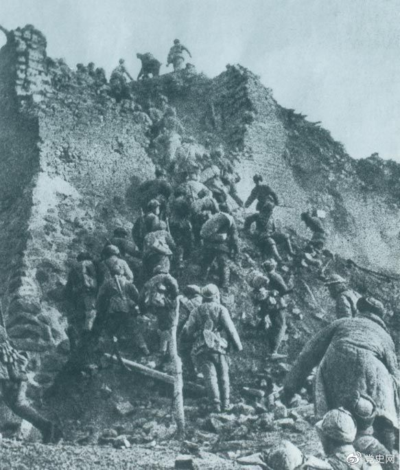 1948年12月，人民解放軍向新保安守?cái)嘲l(fā)起攻擊。這是解放軍戰(zhàn)士登上新保安城頭。 